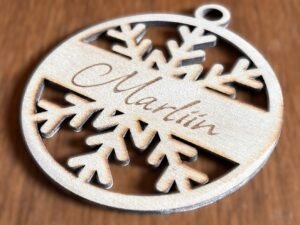 Nimeline jõuluehe lumehelbega