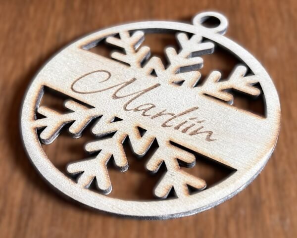 Nimeline jõuluehe lumehelbega