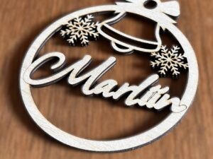 Nimeline jõuluehe kellukese ja lumehelbega