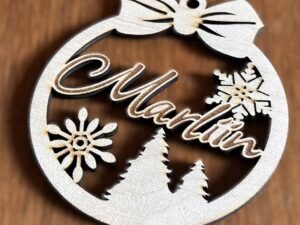 Nimeline jõuluehe lumehelbe ja kuuskedega