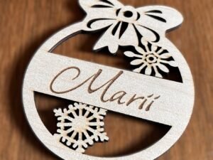 Nimeline jõuluehe lipsu ja lumehelbega