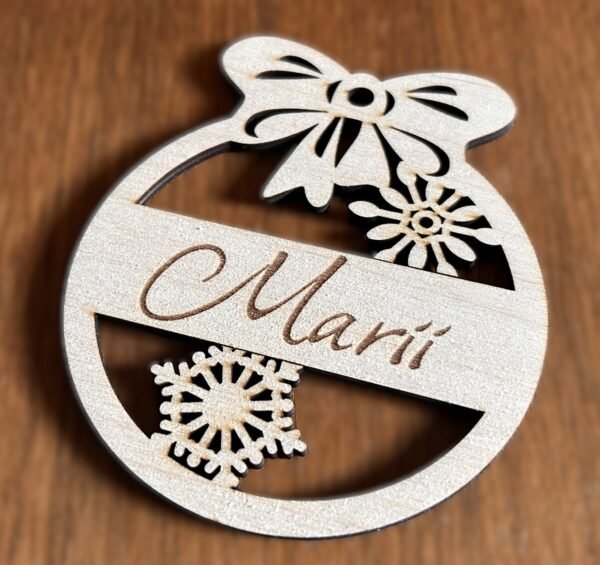 Nimeline jõuluehe lipsu ja lumehelbega