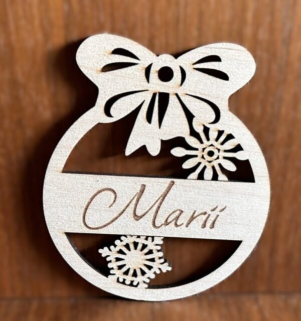 Nimeline jõuluehe lipsu ja lumehelbega