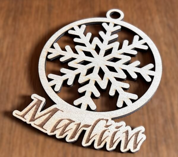 Nimeline jõuluehe lumehelbega