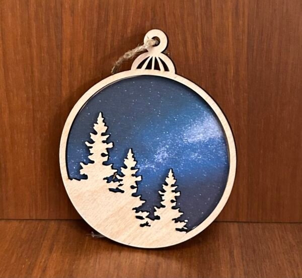 Jõuluehe kuusepuu ja taevas