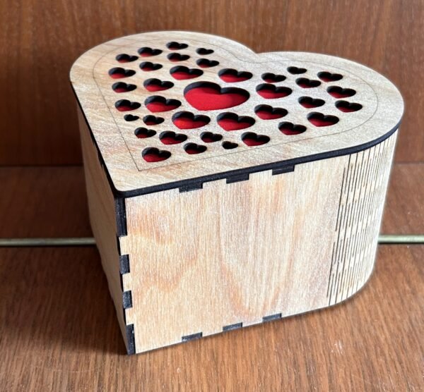 88293217-D05F-470D-8689-4A91D4ED8616_1_201_a Südamekujuline sõbrapäeva karp